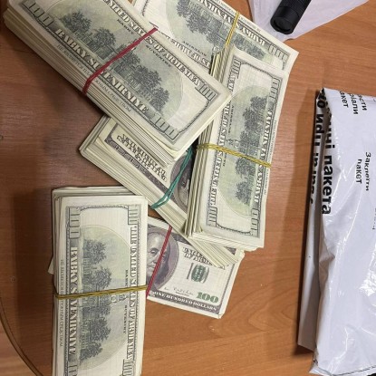 Знайдені на місці злочину сувенірні гроші, якими підозрювані замінили справжні. Фото: ДБР