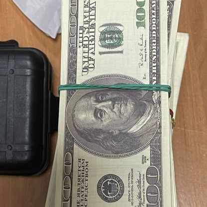 Найдены с поличным сувенирные деньги, которыми подозреваемые заменили настоящие. Фото: ДБР