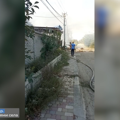Місцеві мешканці намагаються загасити пожежу після російського удару. Скриншот з відео