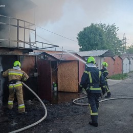 У Миколаєві ліквідували пожежу в гаражі на вулиці Індустріальній / Фото: ДСНС