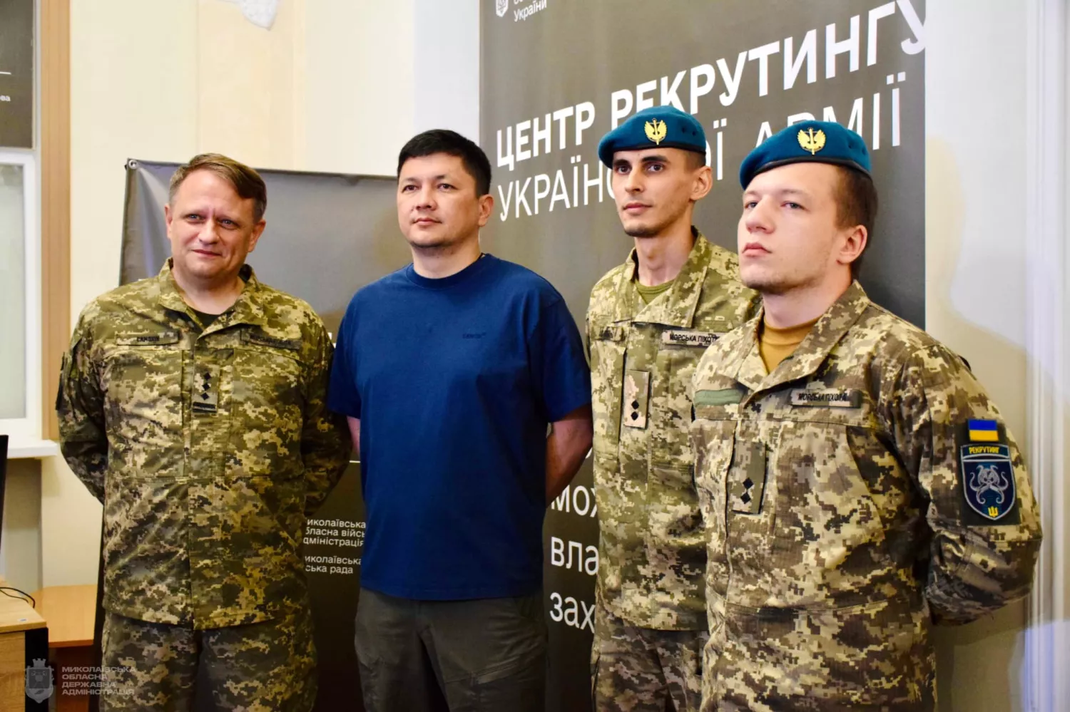 Віталій Кім разом з військовими на відкритті Центру рекрутингу в Миколаєві, фото: Миколаївська ОВА