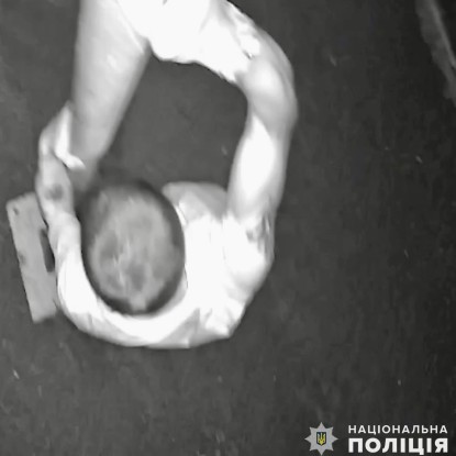 Житель Первомайска залез на столб и сломал камеру: его притащили за хулиганство. Фото: полиция