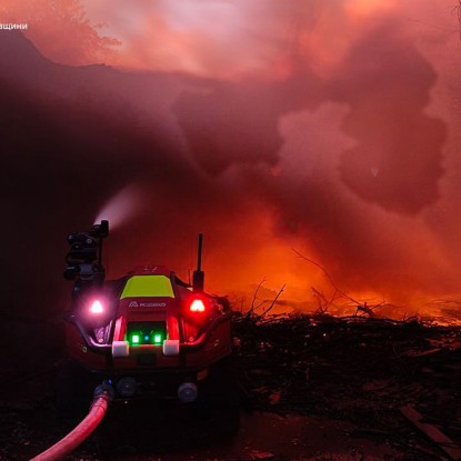 Ликвидация пожара на лесопилке в Николаеве. Фото: пресс-служба ГСЧС Украины в Николаевской области