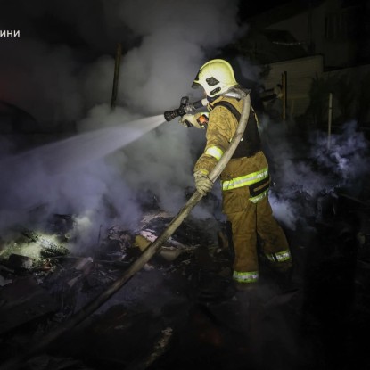 Рятувальники працюють на місці атаки в Харкові