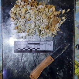 Знайдені наркотики під час обшуку. Фото: поліції Миколаївської області