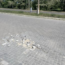 Поврежден тротуар в Ингульском районе Николаева, фото: Максим Коваленко