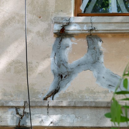 Замазані тріщини на будинку по вулиці Шнеерсона, 2 в Миколаєві, фото «НикВести»