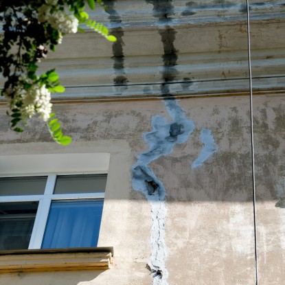 Замазанные трещины на доме по улице Шнеерсона, 2 в Николаеве, фото «НикВести»