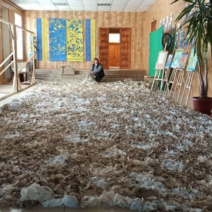 Волонтеры плетут сетки в доме культуры Баштанки