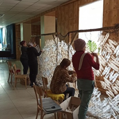 Волонтеры плетут сетки в доме культуры Баштанки