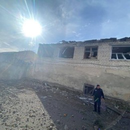 Росіяни 9 травня скинули КАБи на подвір’я школи у Бериславі / Фото: Олександр Прокудін
