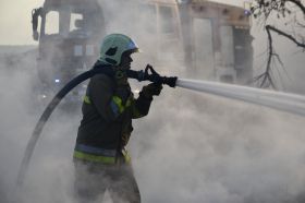 Спасатель тушит пожар, фото из открытых источников