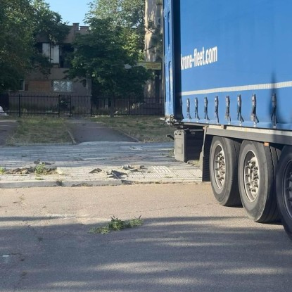 Повреждена тротуарная плитка возле гостиницы «Турист». Фото Contact Center при Николаевском городском совете