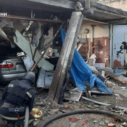 Rescuers took the victim out of the rubble for about an hour. Photo: DSNS