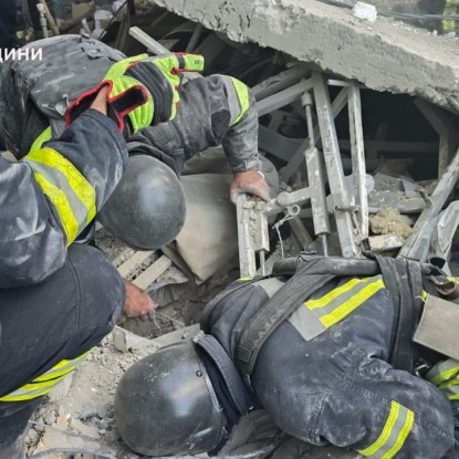 Рятувальники близько години діставали потерпілого з-під завалів. Фото: ДСНС