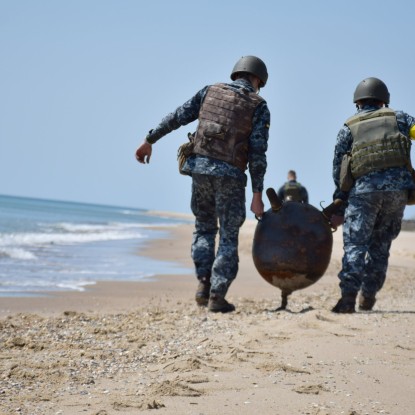 Специалисты уничтожают выброшенную мину (Фото: Оперативное командование «Юг»)