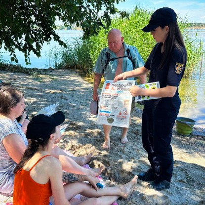 Сотрудники ГСЧС Украины в Николаевской области информируют население о правилах безопасного отдыха у побережья рек, прудов