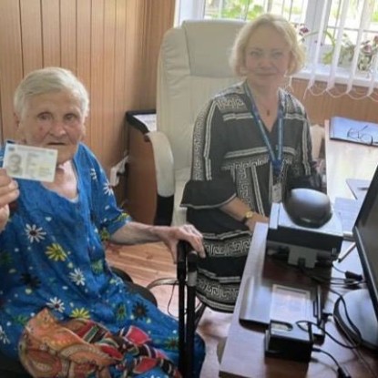 98-year-old Lidia Stepanivna received new documents, photo: State Migration Service