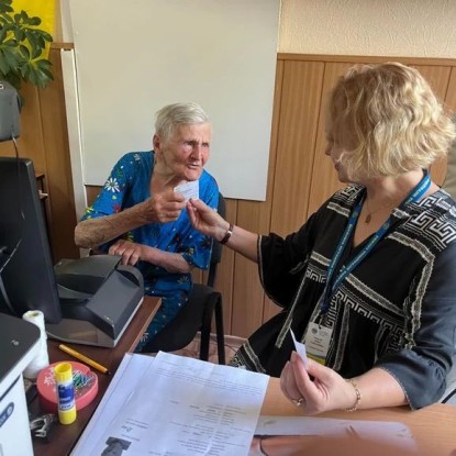 98-year-old Lidia Stepanivna received new documents, photo: State Migration Service