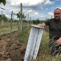 Георгій Молчанов біля ракети на виноградників, фото: The Telegraph