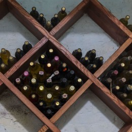 Вина, що зберігають в сховищі виноробні, фото: Аліна Квітко, «НикВести»