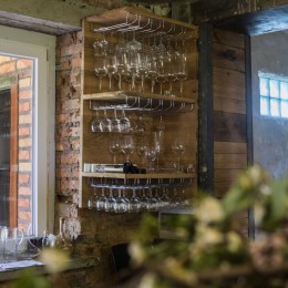 Меблі на виноробні частково виготовлені з винних бочок, які Світлана привезла з винзаводу в Радсаді, фото: Аліна Квітко, «НикВести»