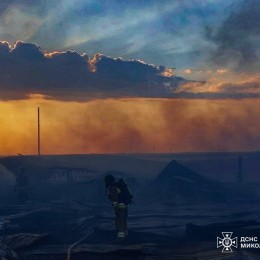 Пожар на предприятии в Куцурубской общине, возникший в результате падения обломков «Шахедов». Фото: Главное управление ГСЧС Украины в Николаевской области
