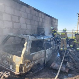 Пожар автомобиля в Николаеве 20 июня / Фото: ГСЧС