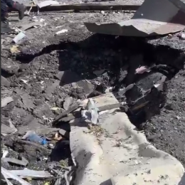 Последствия ракетного удара. Скриншот из видео Владимира Зеленского.