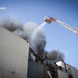 As a result of the strike on Odesa on June 24, a large-scale fire broke out / Photo: DSNS