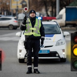 Gestures of the regulator. Photo: Patrol Police of Ukraine.