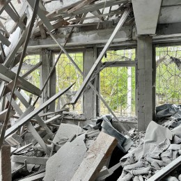 Будівля миколаївської гімназії № 48 після обстрілу російським військами у липні 2022 року . Фото: Миколаївська міська рада