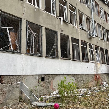 Будівля миколаївської гімназії № 48 після обстрілу російським військами у липні 2022 року . Фото: Миколаївська міська рада
