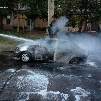 У Миколаєві 29 червня горів автомобіль. Фото: ДСНС