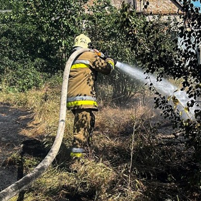 Николаевские пожарные тушат пожар. Фото: ГСЧС в Николаевской области