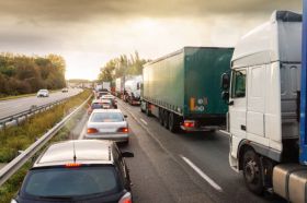 Польща обмежила пропуск українських вантажівок через кордон, фото: unplash