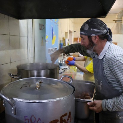 Cooking dinner in the field kitchen of Kherson, photo: Ivan Antipenko