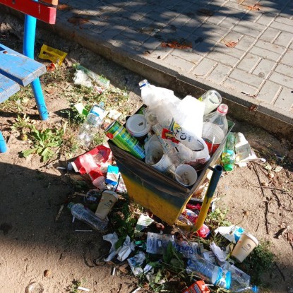 Неубранный мусор возле игровой площадки в одном из дворов микрорайона Северный