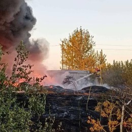 Вогнеборці гасять пожежу на Миколаївщині. Фото: ГУ ДСНС у Миколаївській області