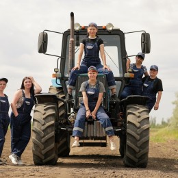 Training of female tractor drivers in Snigurivka, photo: UNDP in Ukraine