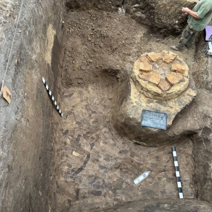 У Острозі знайшли стародавні артефакти та підземну споруду / Фото: Укрінформ