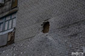 A house damaged by shelling in Ochakiv, archival photo of «Nikvesti"