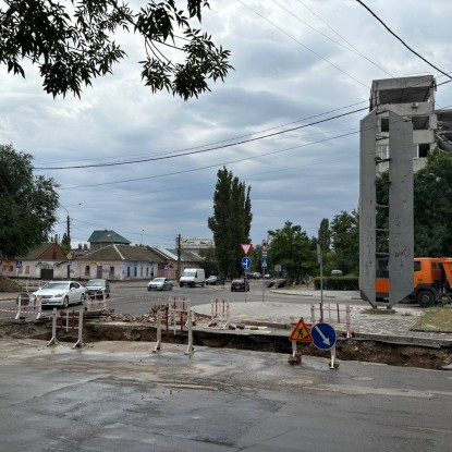 Авария на водопроводе на пересечении улиц Пограничная и Малая Морская. Фото «НикВести»