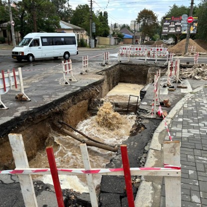 Авария на водопроводе на пересечении улиц Пограничная и Малая Морская. Фото «НикВести»