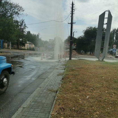 Авария на водопроводе на пересечении улиц Пограничная и Малая Морская. Фото: «Николаевводоканал»