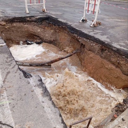 Аварія на водопроводі на перетині вулиць Погранична та Мала Морська. Фото: «Миколаївводоканал»