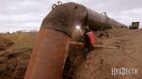 Працівники «Миколаївводоканалу» відновлюють водогін. Фото: «НикВести»