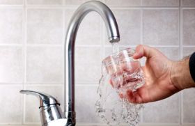 Drinking water from the tap, photo Depositphotos.