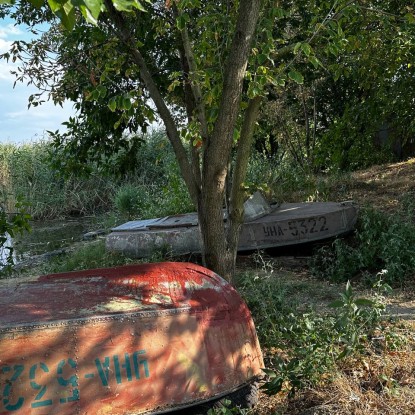 Човни біля будинків на березі та на воді, фото НикВести