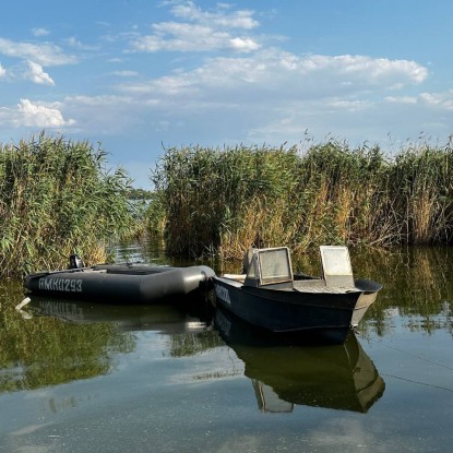 Човни біля будинків на березі та на воді, фото НикВести